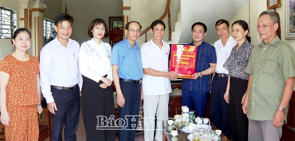 Lãnh đạo phường Vũ Phúc thăm, tặng quà bệnh binh Nguyễn Ngọc Tiến, tổ 12.