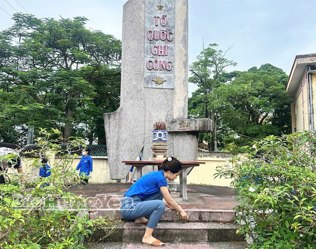 Đoàn viên, thanh niên phường Vũ Phúc tham gia chỉnh trang khuôn viên nghĩa trang liệt sĩ.