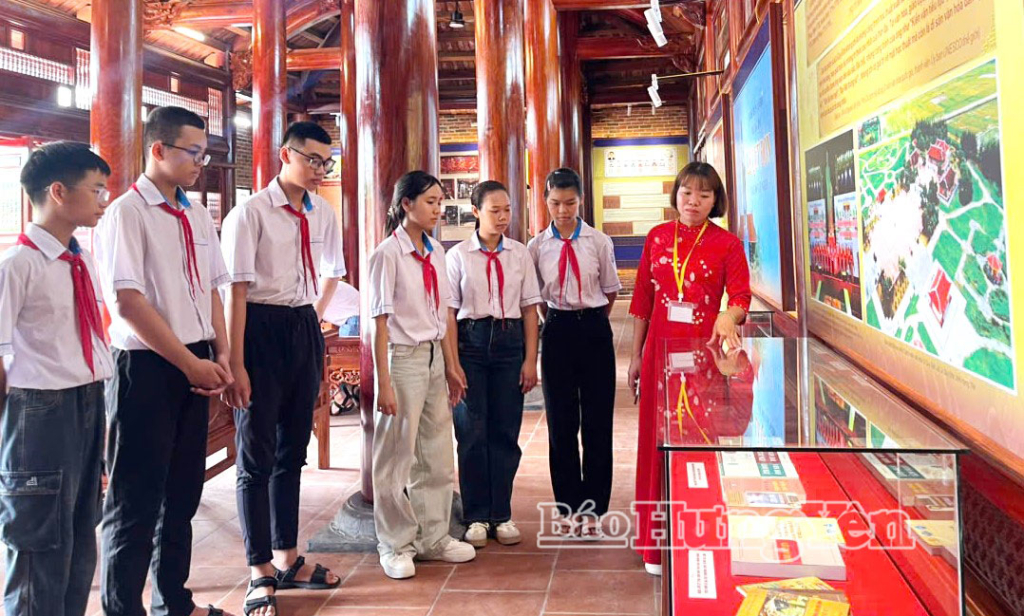 Học sinh tìm hiểu về thân thế, sự nghiệp Danh nhân văn hóa Lê Quý Đôn tại Khu lưu niệm Danh nhân văn hóa Lê Quý Đôn (xã Lê Quý Đôn).