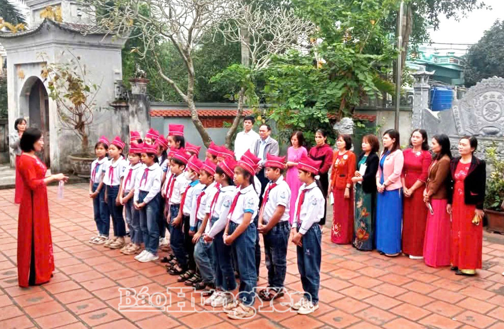 Học sinh dâng hương tại Từ đường Danh nhân văn hóa Lê Quý Đôn trong hoạt động giáo dục truyền thống.