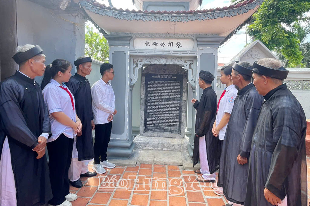 Bậc cao niên dòng họ giới thiệu về thân thế, sự nghiệp Danh nhân văn hóa Lê Quý Đôn cho con cháu.