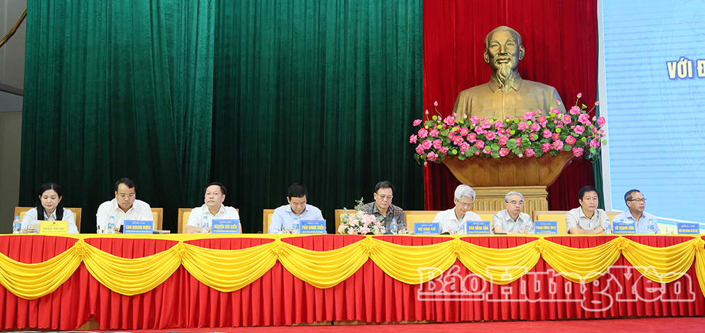 Lãnh đạo các sở, ngành, đơn vị của tỉnh dự hội nghị.