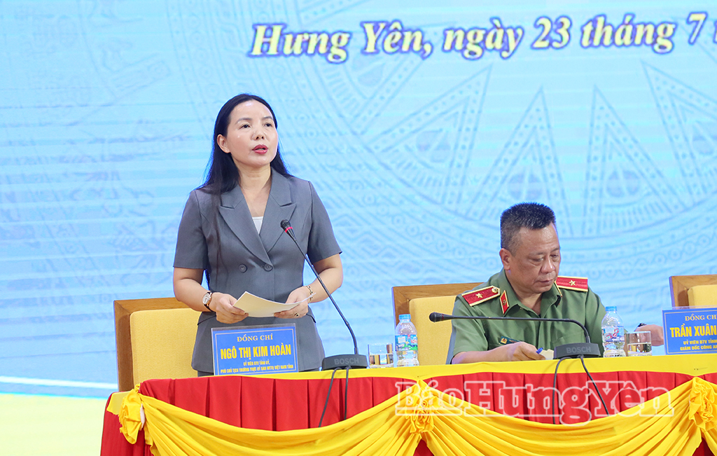 Đồng chí Ngô Thị Kim Hoàn, Ủy viên Ban Thường vụ Tỉnh ủy, Phó Chủ tịch Thường trực Ủy ban MTTQ Việt Nam tỉnh phát biểu tại hội nghị.