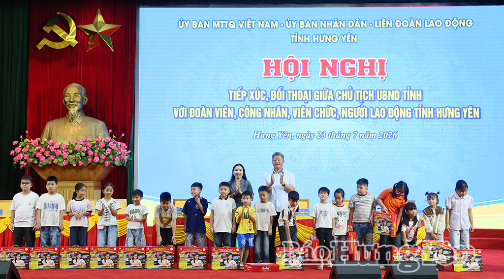 Các đồng chí: Nguyễn Mạnh Quyền, Phó Bí thư Tỉnh ủy, Chủ tịch UBND tỉnh; Ngô Thị Kim Hoàn, Ủy viên Ban Thường vụ Tỉnh ủy, Phó Chủ tịch Thường trực Ủy ban MTTQ Việt Nam tỉnh trao quà cho con em đoàn viên, người lao động.