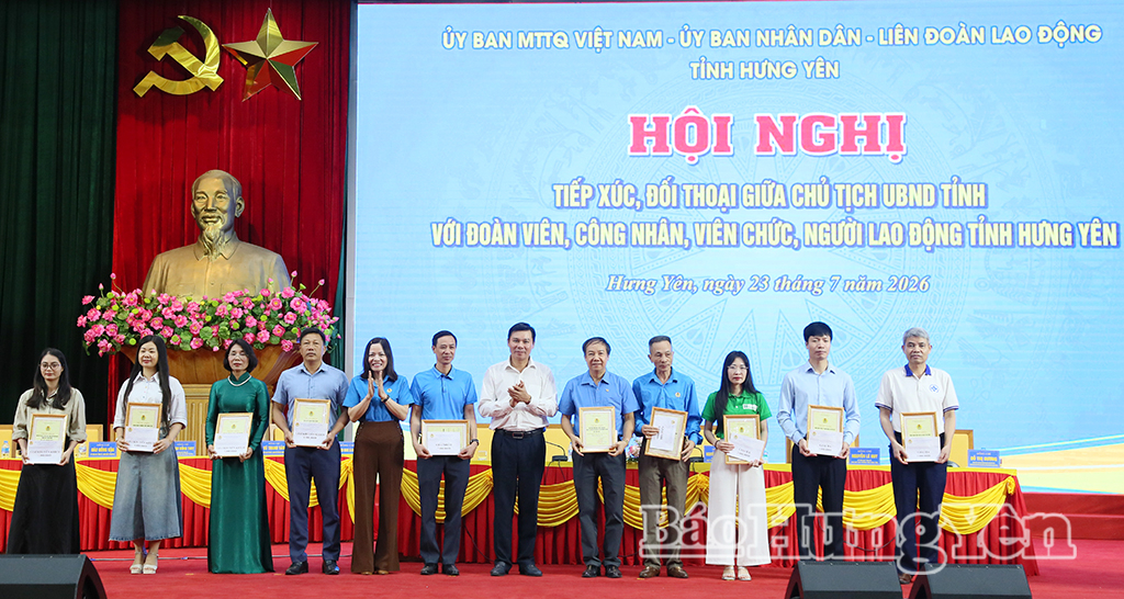 Đồng chí Nguyễn Lê Huy, Ủy viên Ban Thường vụ Tỉnh ủy, Phó Chủ tịch Thường trực UBND tỉnh trao giải Cuộc thi Sáng tạo video ngắn dành cho công đoàn cơ sở các đơn vị.