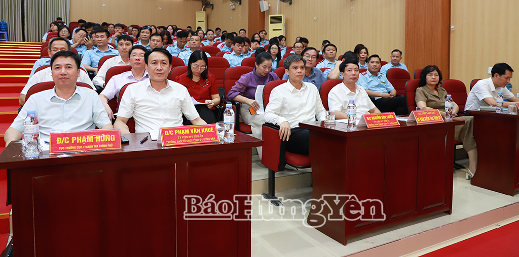 Các đồng chí Ủy viên Ban Thường vụ Tỉnh ủy cùng các đại biểu dự hội nghị.