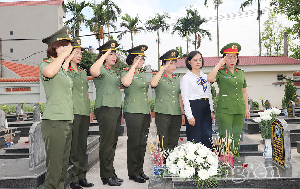 Dâng hương, dâng hoa phần mộ Anh hùng liệt sĩ Bùi Thị Cúc tại nghĩa trang Vân Du.