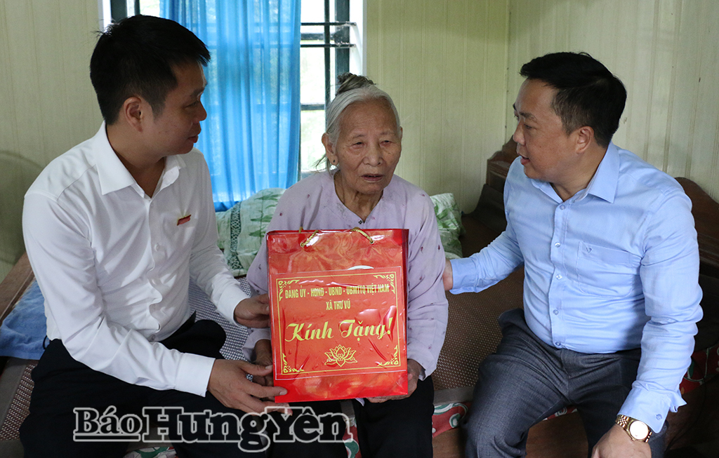 Lãnh đạo xã Thư Vũ tặng quà Bà mẹ Việt Nam anh hùng Đỗ Thị Sen, thôn Cổ Việt.
