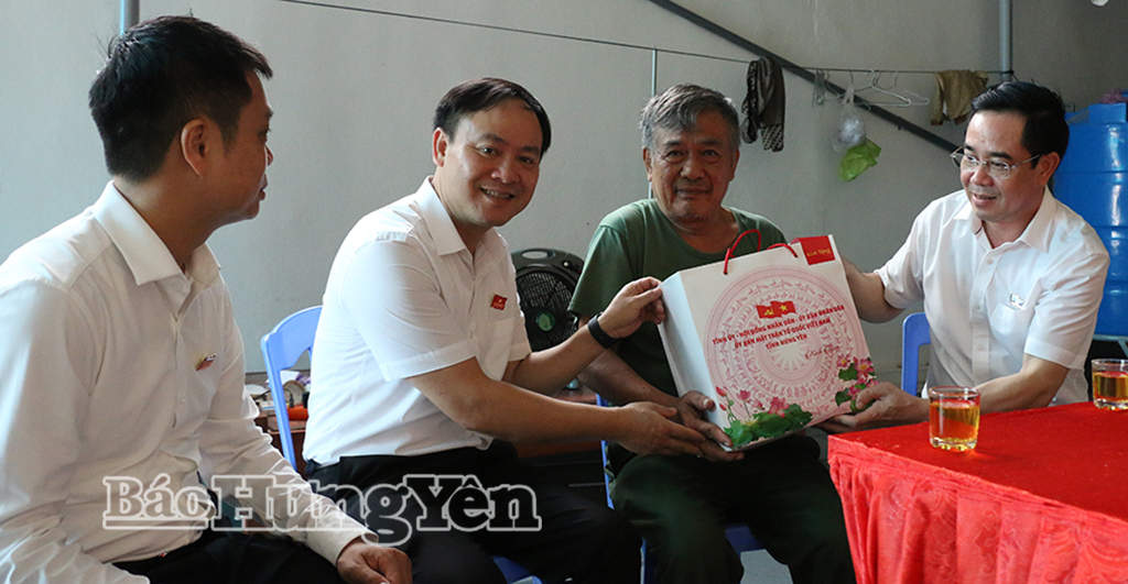 Các thành viên trong đoàn tặng quà thương binh Mai Xuân Đông, thôn Vũ Vinh, xã Thư Vũ.