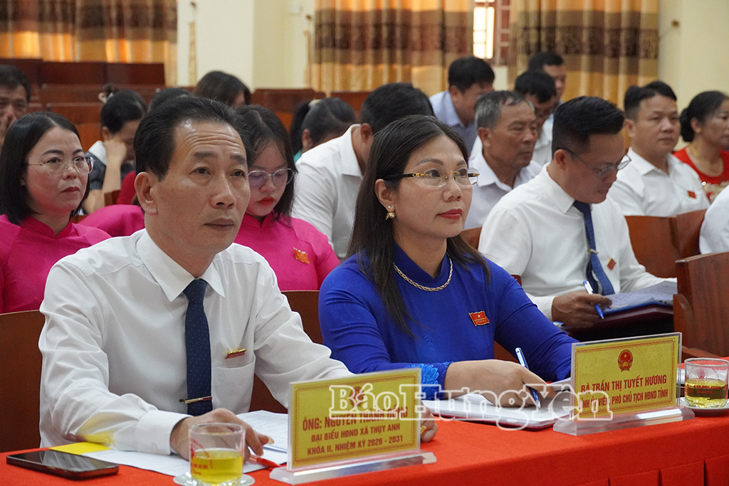 Đồng chí Trần Thị Tuyết Hương, Phó Chủ tịch HĐND tỉnh và các đại biểu dự kỳ họp.