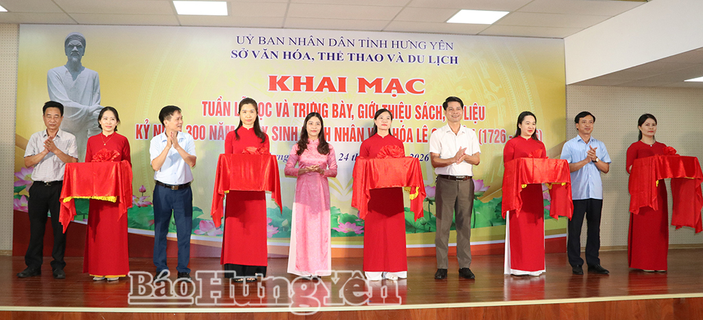 Các đại biểu cắt băng khai mạc Tuần lễ đọc và trưng bày, giới thiệu sách, báo, tư liệu về Danh nhân văn hóa Lê Quý Đôn.