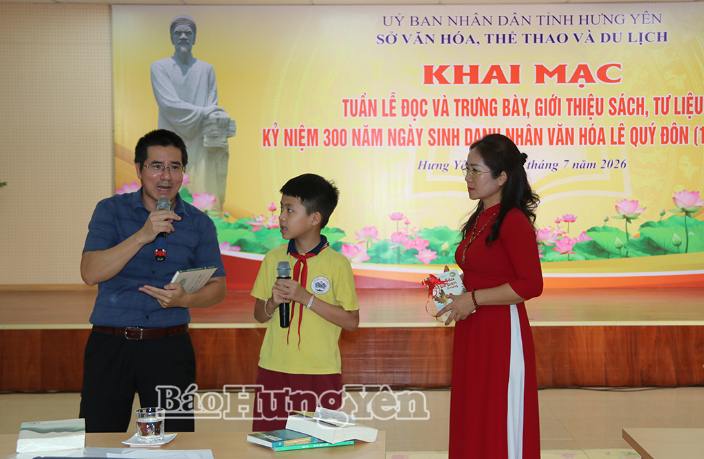 Học sinh giao lưu với diễn giả tại buổi nói chuyện chuyên đề về Danh nhân văn hóa Lê Quý Đôn. 