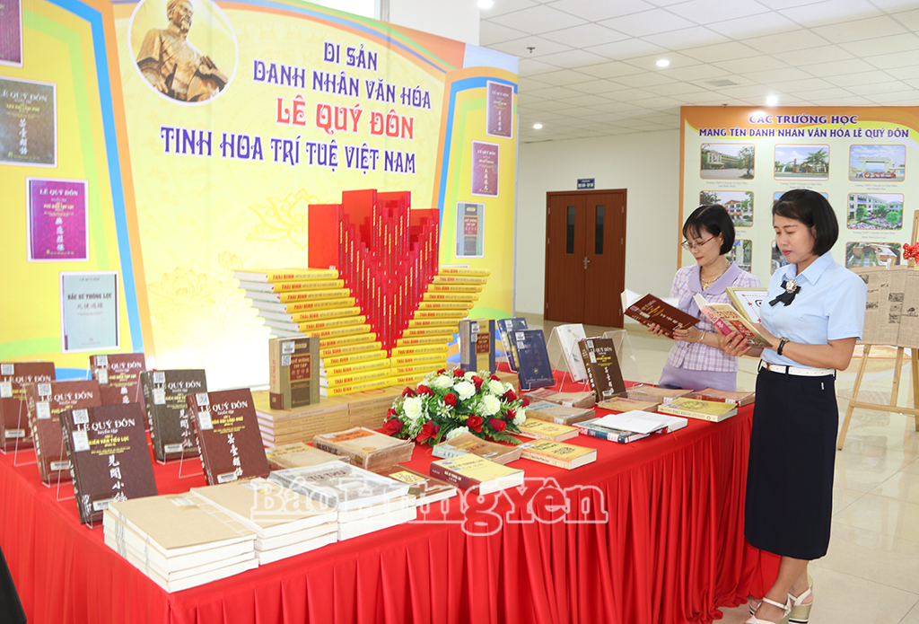 Thư viện tỉnh trưng bày, giới thiệu 2.106 cuốn sách, tài liệu cùng 28.000 trang tài liệu số về thân thế, sự nghiệp của Danh nhân văn hóa Lê Quý Đôn và về mảnh đất, con người Hưng Yên. 
