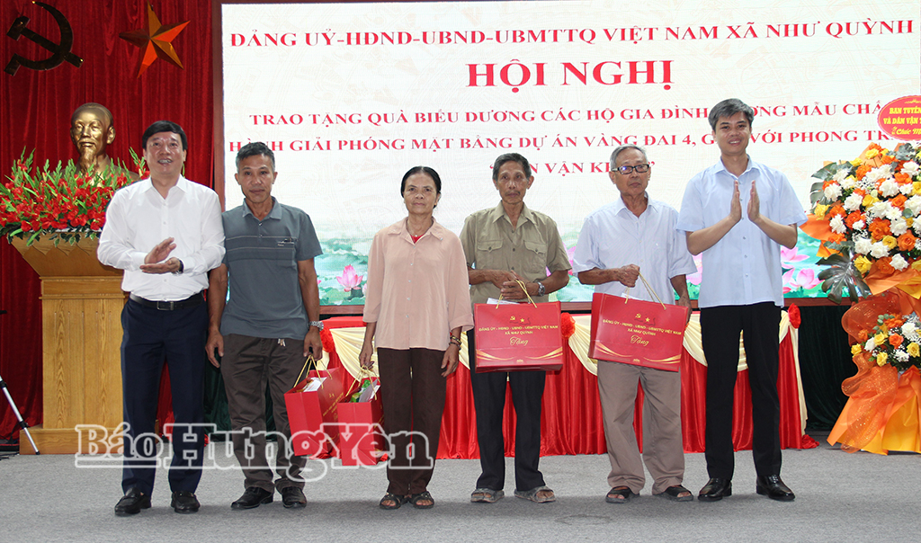 Đồng chí Trưởng ban Tuyên giáo và Dân vận Tỉnh ủy và lãnh đạo xã Như Quỳnh trao tặng quà biểu dương các hộ gia đình gương mẫu chấp hành giải phóng mặt bằng Dự án đầu tư xây dựng đường Vành đai 4 - Vùng Thủ đô Hà Nội gắn với phong trào “Dân vận khéo”.