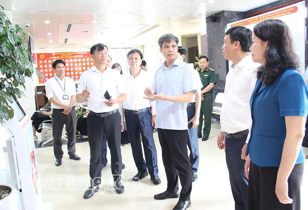 Đồng chí Trưởng ban Tuyên giáo và Dân vận Tỉnh ủy và các đại biểu tham quan cơ sở vật chất và hoạt động của Trung tâm Phục vụ hành chính công xã Như Quỳnh.