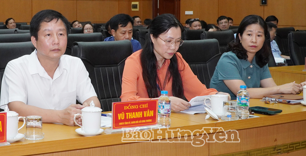 Các đồng chí lãnh đạo Sở Công Thương dự hội nghị.