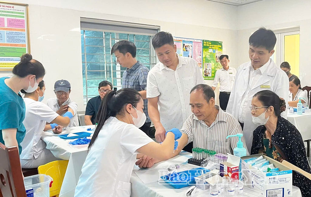 Người có công với cách mạng ở xã Nghĩa Trụ được khám bệnh, tư vấn sức khỏe miễn phí.