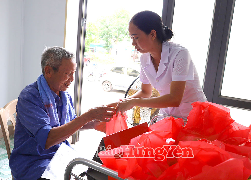 Người có công với cách mạng ở xã Thư Vũ được cấp thuốc miễn phí.