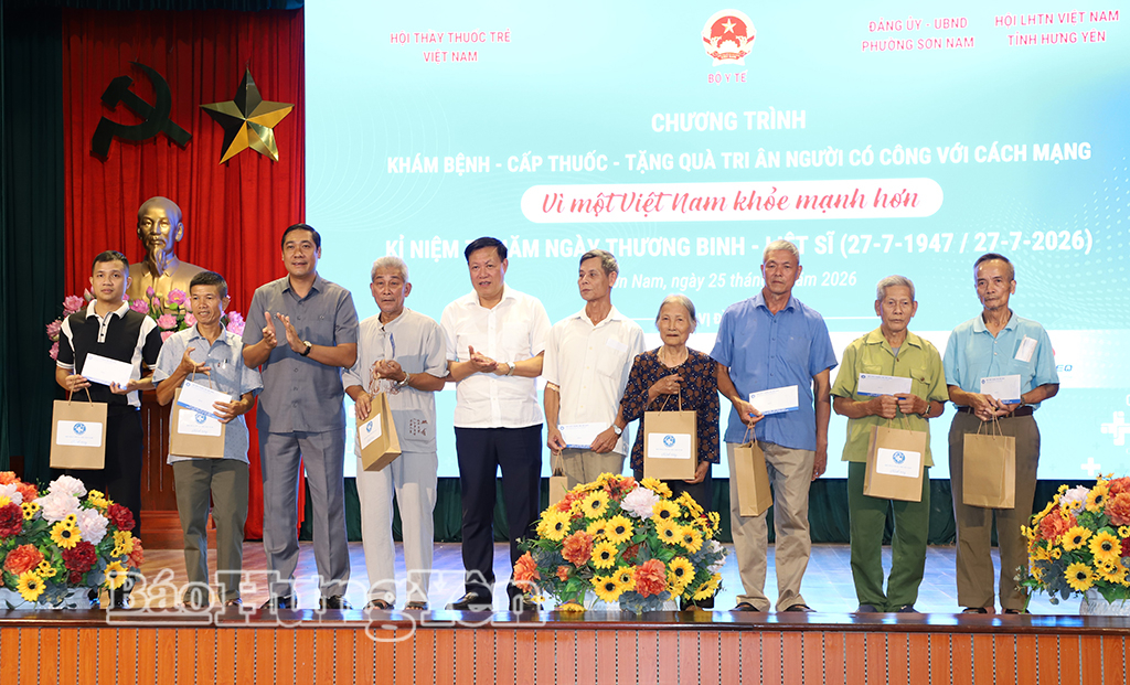 Thứ trưởng Bộ Y tế Đỗ Xuân Tuyên và lãnh đạo phường Sơn Nam trao quà cho các gia đình người có công với cách mạng tiêu biểu.