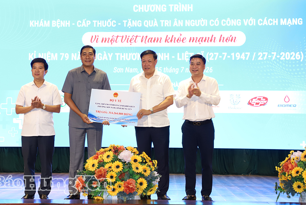 Đại diện phường Sơn Nam tiếp nhận quà do Thứ trưởng Bộ Y tế Đỗ Xuân Tuyên và lãnh đạo Quỹ Bảo trợ trẻ em Việt Nam trao tặng dành cho trẻ em. 