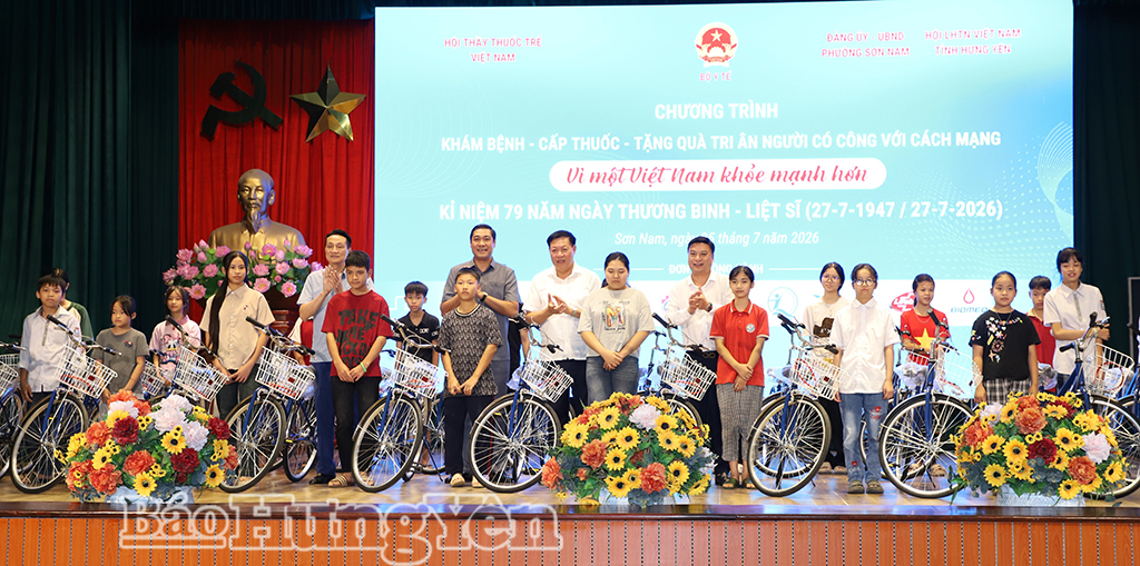 Thứ trưởng Bộ Y tế Đỗ Xuân Tuyên và lãnh đạo Quỹ Bảo trợ trẻ em Việt Nam, Sở Y tế, phường Sơn Nam trao xe đạp tặng trẻ em có hoàn cảnh khó khăn.