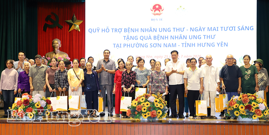 Thứ trưởng Bộ Y tế Đỗ Xuân Tuyên và lãnh đạo Sở Y tế, phường Sơn Nam tặng quà cho bệnh nhân ung thư.