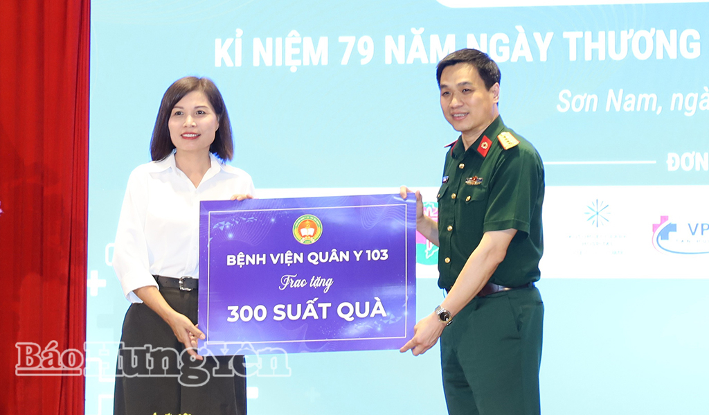 Đại diện Bệnh viện Quân y 103 trao tượng trưng 300 suất quà tặng người có công với cách mạng của phường Sơn Nam.
