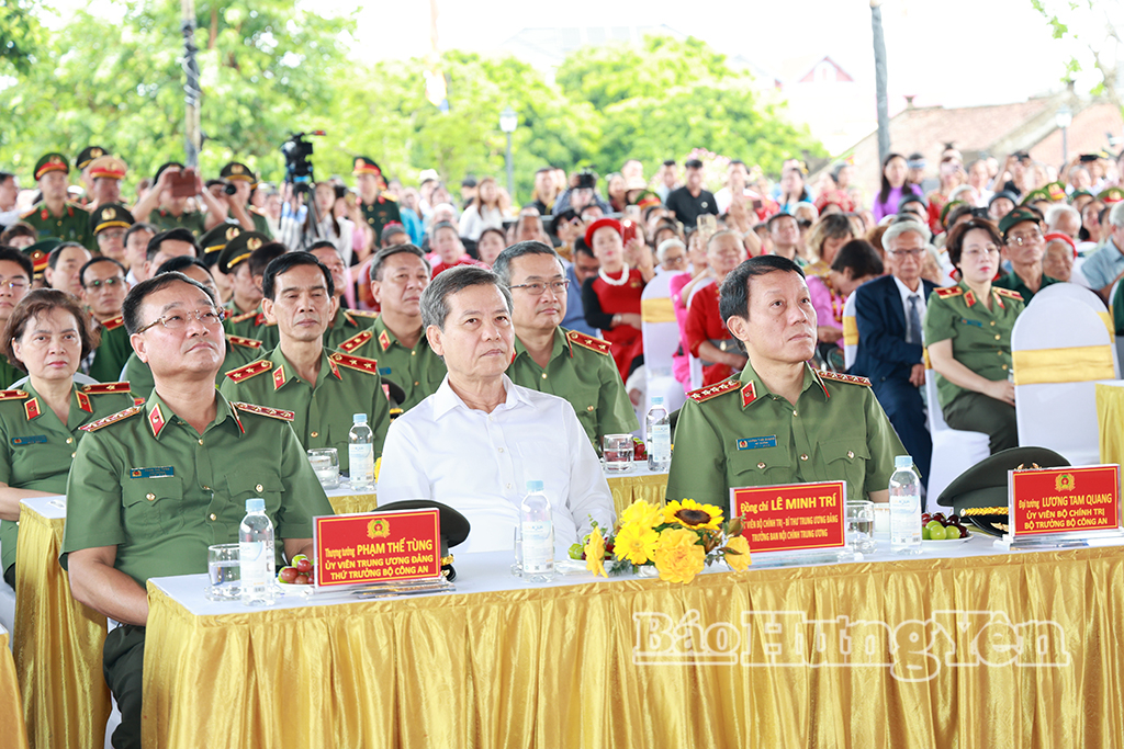 Các đồng chí Ủy viên Bộ Chính trị: Bùi Thị Minh Hoài, Bí thư Trung ương Đảng, Chủ tịch Ủy ban Trung ương MTTQ Việt Nam; Lê Minh Trí, Bí thư Trung ương Đảng, Trưởng ban Nội chính Trung ương; Đại tướng Lương Tam Quang, Bí thư Đảng ủy Công an Trung ương, Bộ trưởng Bộ Công an cùng các đại biểu dự lễ khánh thành.