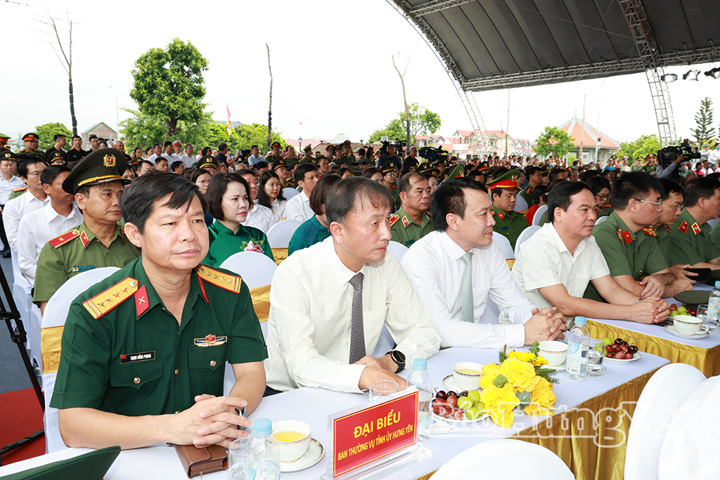 Các đại biểu dự lễ khánh thành.