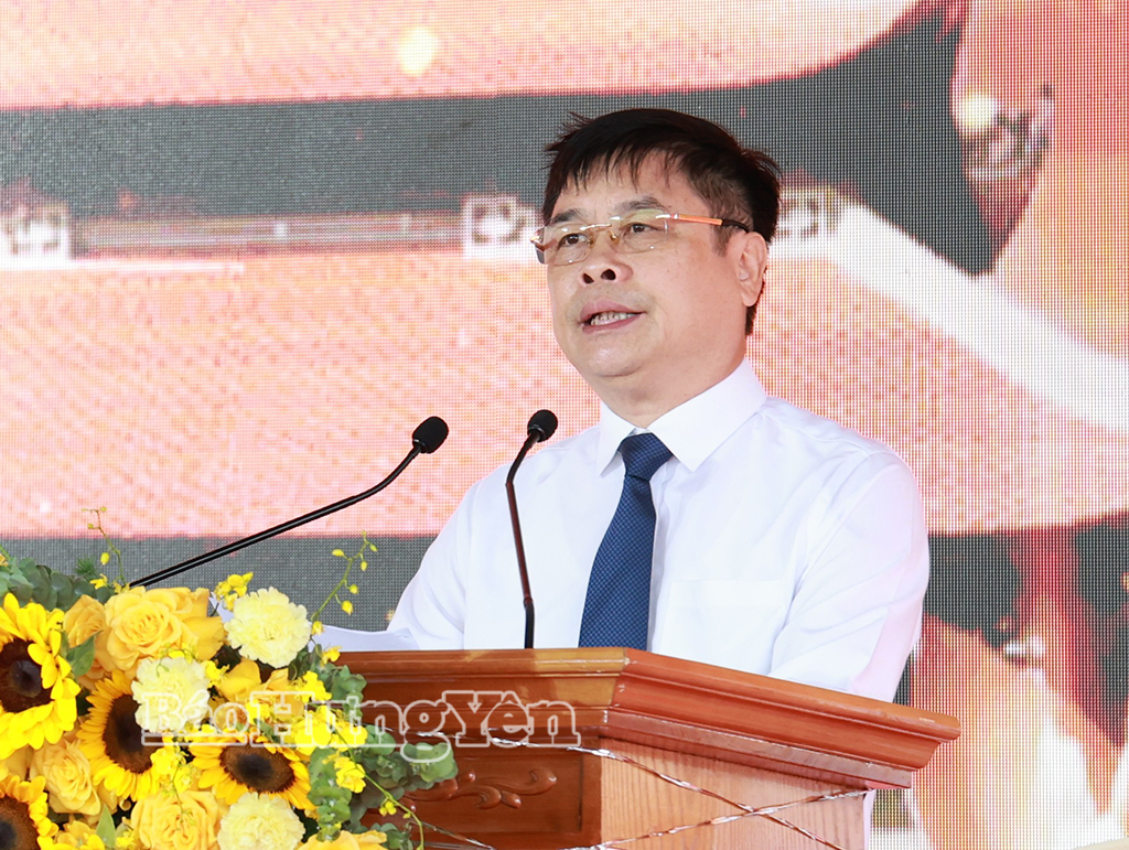 Đồng chí Phạm Văn Nghiêm, Phó Chủ tịch UBND tỉnh báo cáo kết quả xây dựng Khu lưu niệm Anh hùng liệt sĩ Công an nhân dân Bùi Thị Cúc.