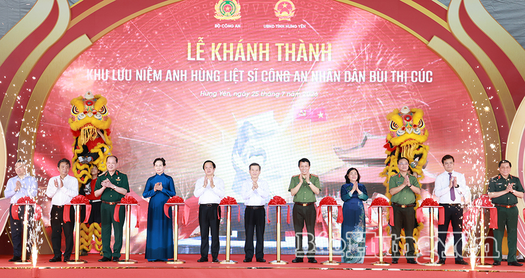 Các đại biểu cắt băng khánh thành Khu lưu niệm Anh hùng liệt sĩ Công an nhân dân Bùi Thị Cúc.