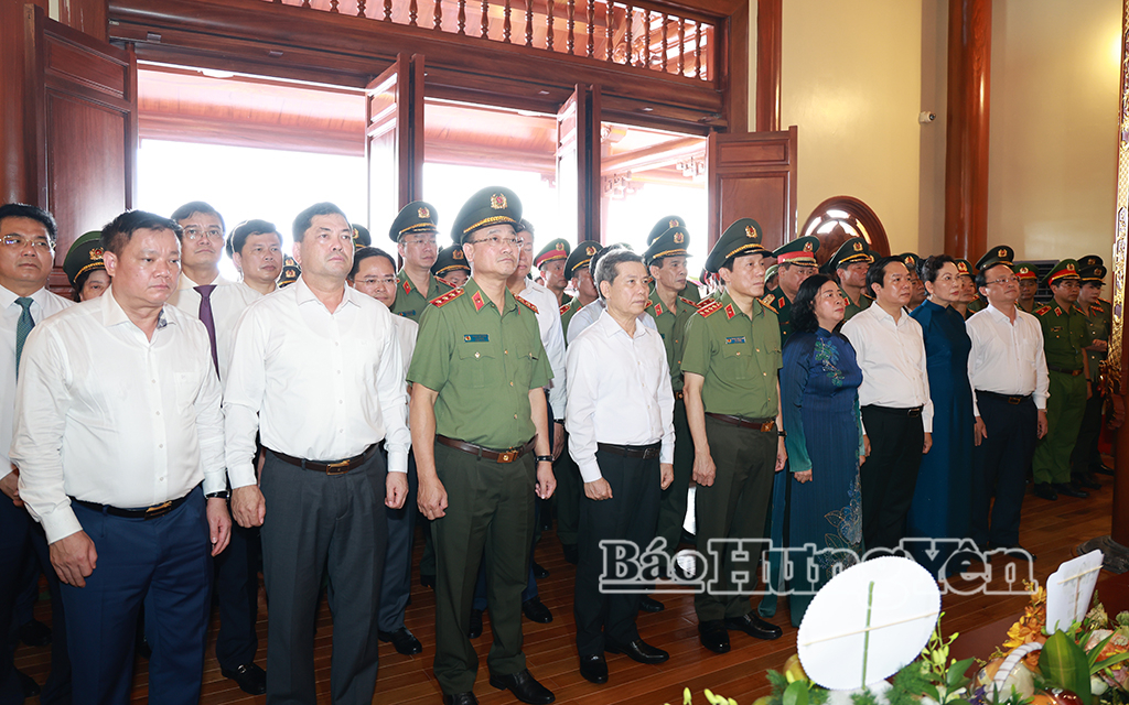 Các đại biểu dâng hương tưởng niệm Anh hùng liệt sĩ Công an nhân dân Bùi Thị Cúc.