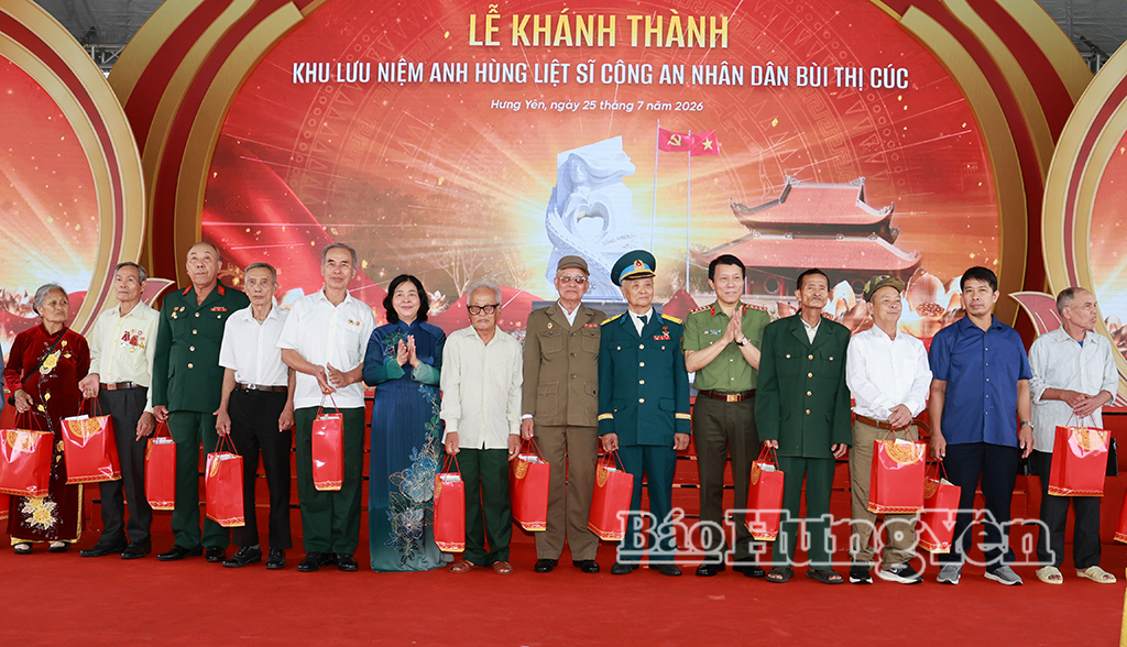 Các đồng chí Ủy viên Bộ Chính trị: Bùi Thị Minh Hoài, Bí thư Trung ương Đảng, Chủ tịch Ủy ban Trung ương MTTQ Việt Nam; Đại tướng Lương Tam Quang, Bí thư Đảng ủy Công an Trung ương, Bộ trưởng Bộ Công an tặng quà các thương binh, bệnh binh của xã Xuân Trúc .