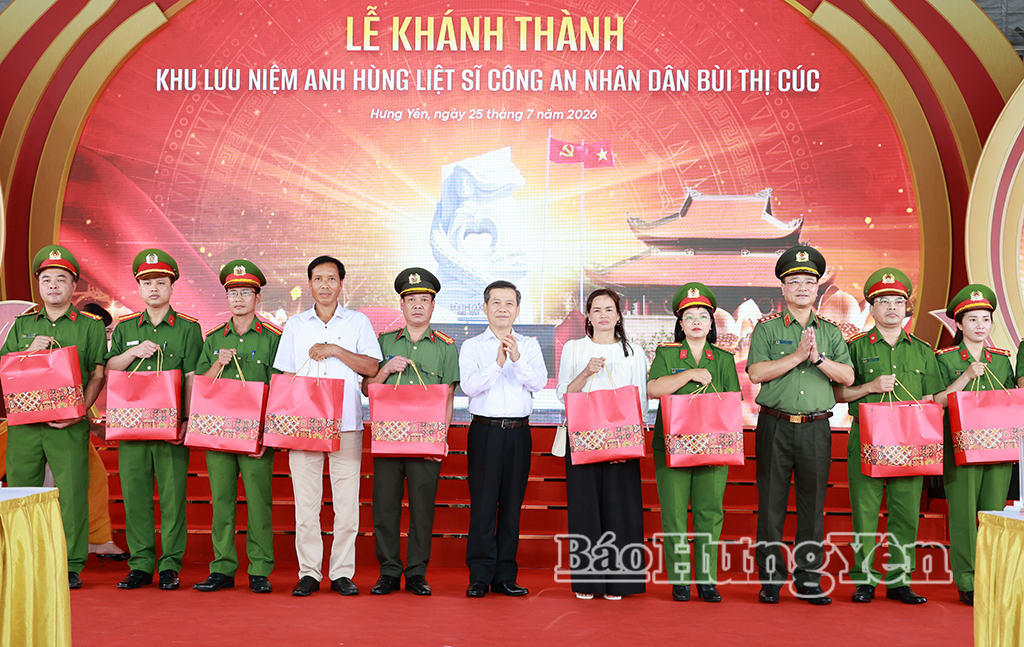 Đồng chí Lê Minh Trí, Ủy viên Bộ Chính trị, Bí thư Trung ương Đảng, Trưởng ban Nội chính Trung ương và Thượng tướng Phạm Thế Tùng, Ủy viên Ban Chấp hành Trung ương Đảng, Thứ trưởng Bộ Công an tặng quà các thương binh, bệnh binh, thân nhân liệt sĩ Công an tỉnh Hưng Yên.