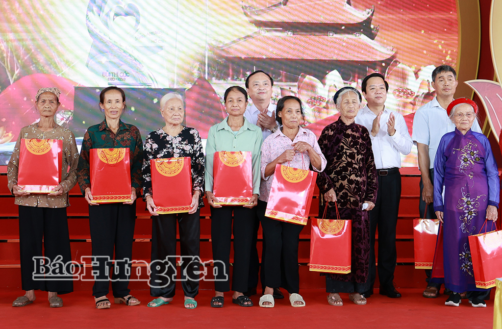 Các đồng chí Ủy viên Ban Chấp hành Trung ương Đảng: Phạm Quang Ngọc, Bí thư Tỉnh ủy; Đỗ Tiến Sỹ, Tổng Giám đốc Đài Tiếng nói Việt Nam, Phó Trưởng Ban Tuyên giáo và Dân vận Trung ương tặng quà thân nhân liệt sĩ, người có công với cách mạng xã Xuân Trúc.