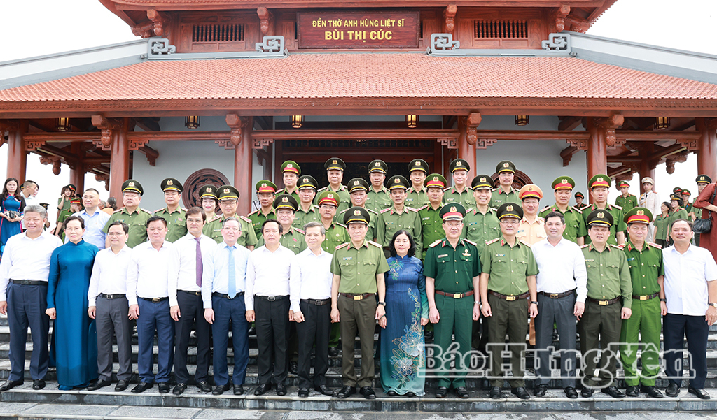 Các đại biểu chụp ảnh lưu niệm tại Khu lưu niệm Anh hùng liệt sĩ Công an nhân dân Bùi Thị Cúc.