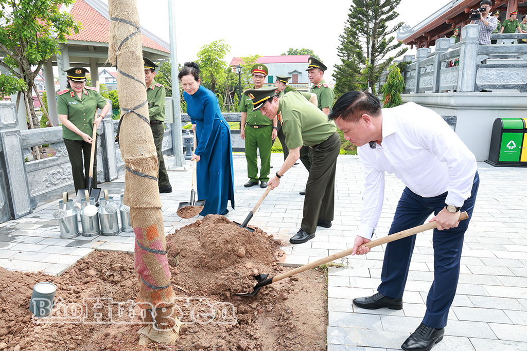 Đại tướng Lương Tam Quang, Ủy viên Bộ Chính trị, Bí thư Đảng ủy Công an Trung ương, Bộ trưởng Bộ Công an; các đồng chí Ủy viên Ban Chấp hành Trung ương Đảng: Lê Thị Thủy, Phó Chủ tịch Ủy ban Trung ương Mặt trận Tổ quốc Việt Nam, Chủ tịch Hội Liên hiệp Phụ nữ Việt Nam,  Nguyễn Khắc Thận, Bí thư Tỉnh ủy Nghệ an trồng cây lưu niệm trong khuôn viên Khu lưu niệm Anh hùng liệt sĩ Công an nhân dân Bùi Thị Cúc.