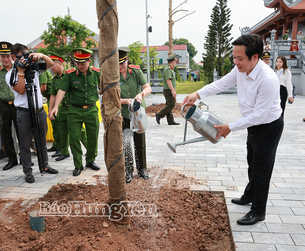Đồng chí Phạm Quang Ngọc, Ủy viên Ban Chấp hành Trung ương Đảng, Bí thư Tỉnh ủy và các đại biểu trồng cây lưu niệm trong khuôn viên Khu lưu niệm Anh hùng liệt sĩ Công an nhân dân Bùi Thị Cúc.