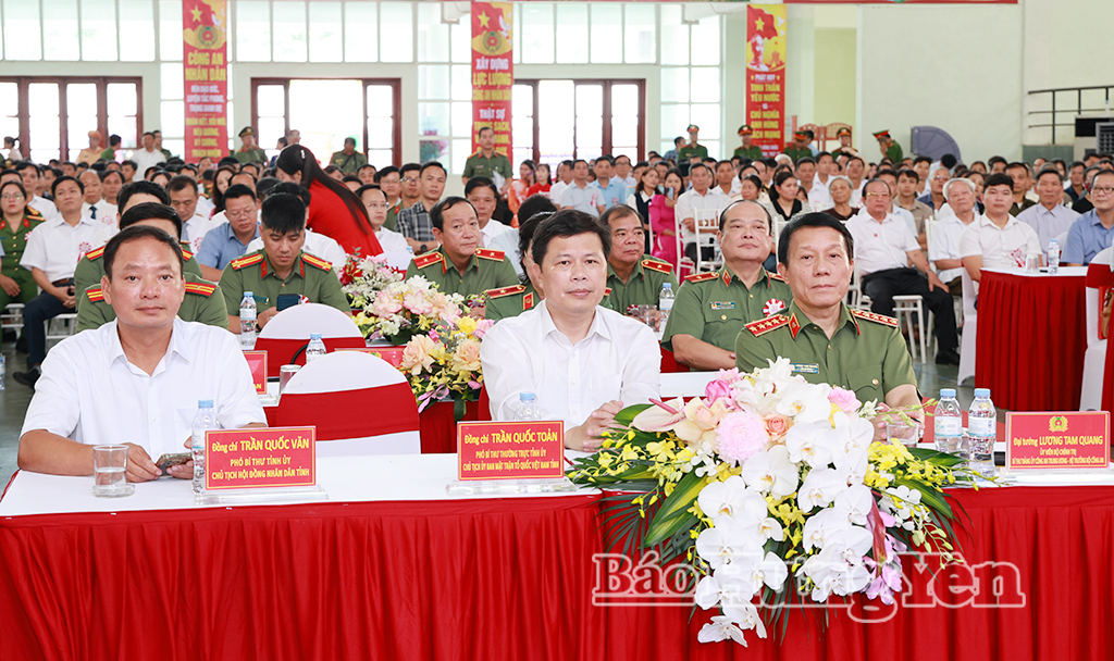 Đại tướng Lương Tam Quang, Ủy viên Bộ J88 com the gioi đỉnh cao, Bộ trưởng Bộ Công an cùng các đại biểu dự Ngày hội Toàn dân bảo vệ an ninh Tổ quốc tại xã Việt Tiến. 