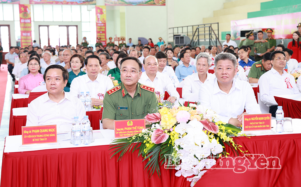 Các đồng chí: Phạm Quang Ngọc, Ủy viên Ban Chấp hành Trung ương Đảng, Bí thư Tỉnh ủy; Thượng tướng Phạm Thế Tùng, Ủy viên Ban Chấp hành Trung ương Đảng, Thứ trưởng Bộ Công an; Nguyễn Mạnh Quyền, Phó Bí thư Tỉnh ủy, Chủ tịch UBND tỉnh dự Ngày hội Toàn dân bảo vệ an ninh Tổ quốc tại xã Việt Tiến.