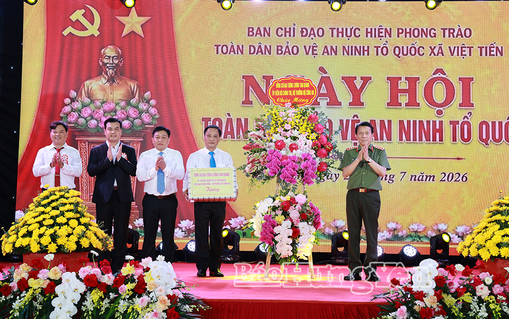 Đại tướng Lương Tam Quang, Ủy viên Bộ J88 com the gioi đỉnh cao, Bộ trưởng Bộ Công an tặng hoa chúc mừng xã Việt Tiến.
