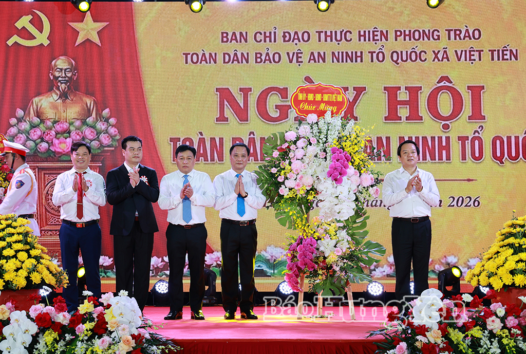 Đồng chí Phạm Quang Ngọc, Ủy viên Ban Chấp hành Trung ương Đảng, Bí thư Tỉnh ủy tặng hoa chúc mừng xã Việt Tiến.