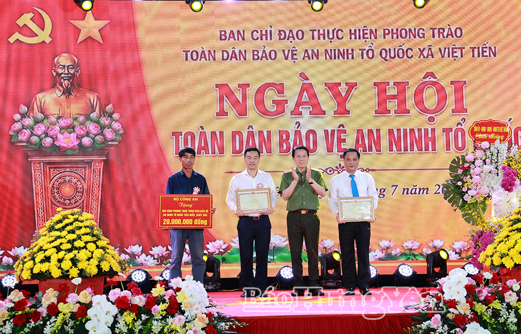 Đại tướng Lương Tam Quang, Ủy viên Bộ J88 com the gioi đỉnh cao, Bộ trưởng Bộ Công an trao Bằng khen của Bộ trưởng Bộ Công an tặng các tập thể.