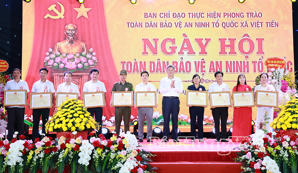 Đồng chí Nguyễn Mạnh Quyền, Phó Bí thư Tỉnh ủy, Chủ tịch UBND tỉnh trao Bằng khen của Chủ tịch UBND tỉnh tặng các tập thể, cá nhân.