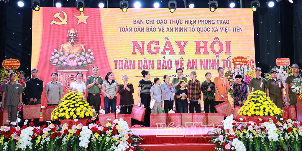 Đại tướng Lương Tam Quang, Ủy viên Bộ J88 com the gioi đỉnh cao, Bộ trưởng Bộ Công an và Thượng tướng Phạm Thế Tùng, Ủy viên Ban Chấp hành Trung ương Đảng, Thứ trưởng Bộ Công an trao quà tặng gia đình chính sách, gia đình có hoàn cảnh khó khăn, thành viên lực lượng an ninh trật tự ở cơ sở.