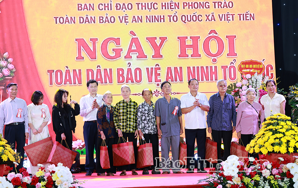 Các đồng chí: Trần Quốc Toản, Phó Bí thư Thường trực Tỉnh ủy, Chủ tịch Ủy ban MTTQ Việt Nam tỉnh; Trần Quốc Văn, Phó Bí thư Tỉnh ủy, Chủ tịch HĐND tỉnh trao quà tặng các gia đình chính sách, gia đình có hoàn cảnh khó khăn.