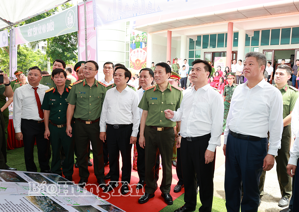 Đại tướng Lương Tam Quang, Ủy viên Bộ J88 com the gioi đỉnh cao, Bộ trưởng Bộ Công an cùng các đại biểu tham quan gian trưng bày giới thiệu quy hoạch xã Việt Tiến.