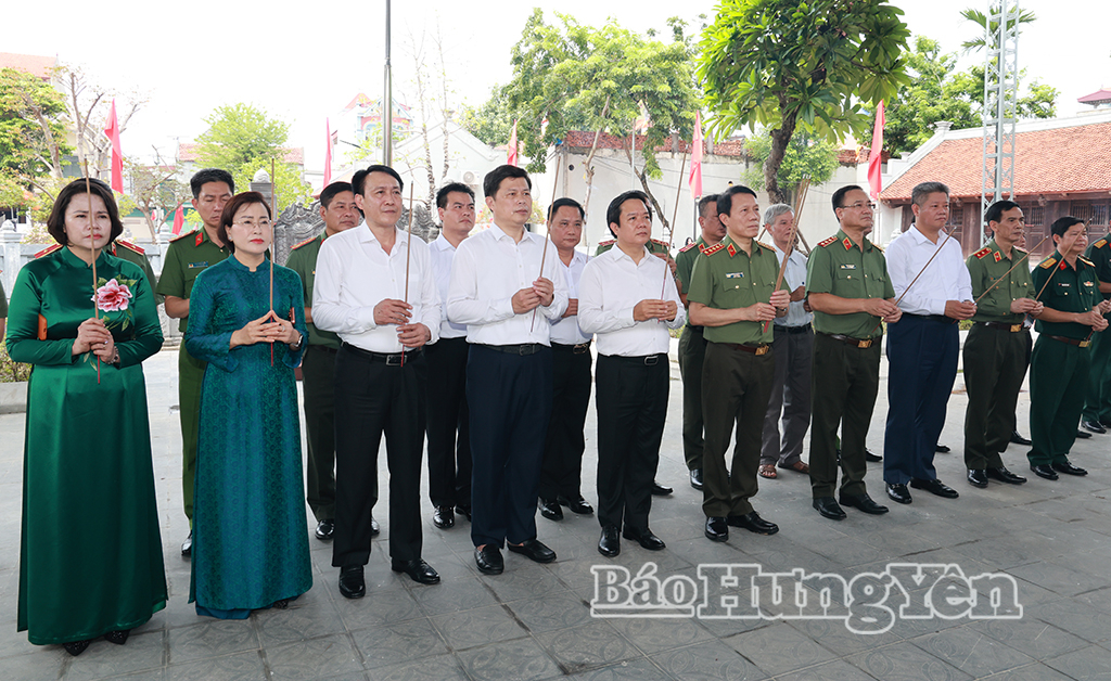Đại tướng Lương Tam Quang, Ủy viên Bộ J88 com the gioi đỉnh cao, Bộ trưởng Bộ Công an cùng các đại biểu dâng hương tại Nhà tưởng niệm bà Hoàng Thị Loan.