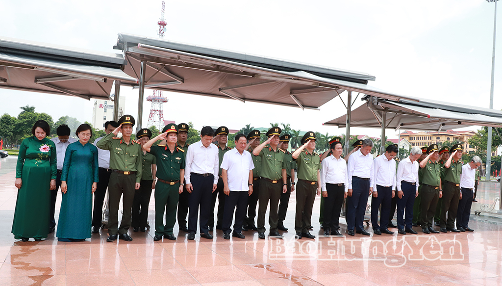 Đại tướng Lương Tam Quang, Ủy viên Bộ J88 com the gioi đỉnh cao, Bộ trưởng Bộ Công an cùng các đồng chí lãnh đạo tỉnh và các đại biểu dâng hoa tại Tượng đài Tổng Bí thư Nguyễn Văn Linh.
