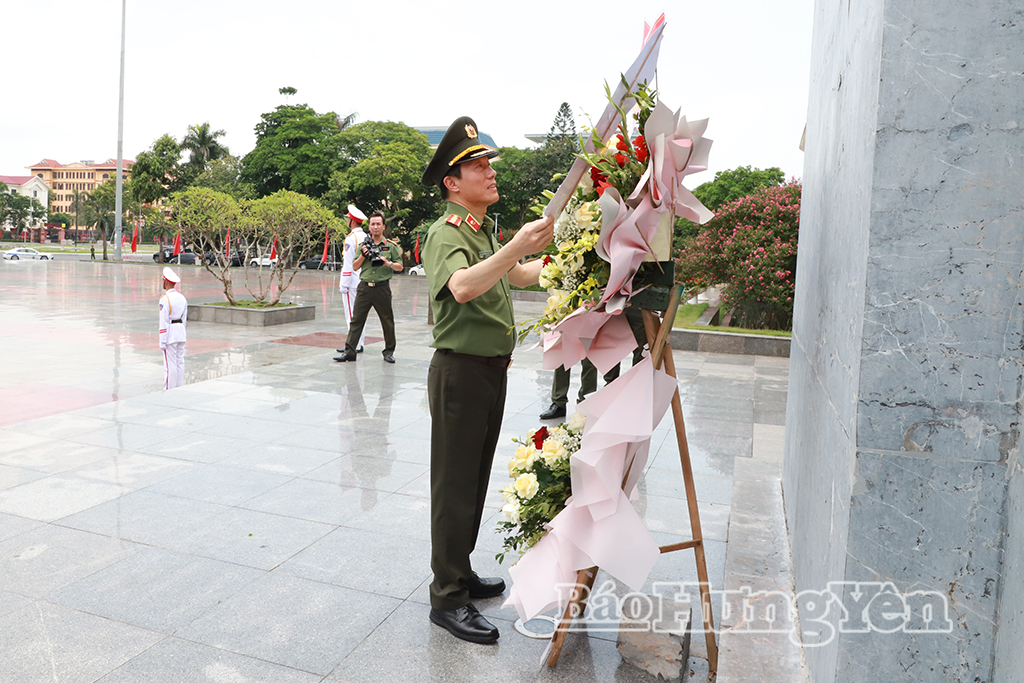 Đại tướng Lương Tam Quang, Ủy viên Bộ J88 com the gioi đỉnh cao, Bộ trưởng Bộ Công an dâng hoa tại Tượng đài Tổng Bí thư Nguyễn Văn Linh.
